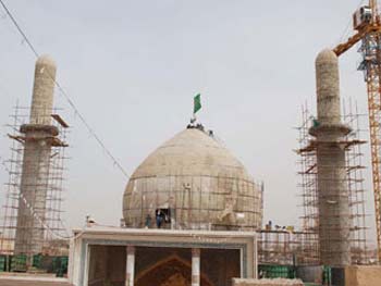 سامراء تشهد انتشارا امنيا مكثفا وقوافل المعزين تتوافد مشيا على الاقدام