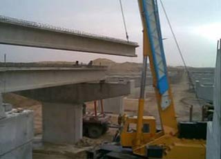 اهالي حي العباس في كربلاء يطالبون بتاهيل وفتح شارع بديل عن شارع المحيط لحين اتمام المجسر