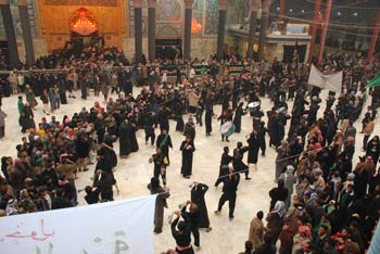 كربلاء تتشح بالسواد ومواكب المعزين تتوافد الى مرقد الامام الحسين لاحياء ذكرى استشهاد الامام الهادي