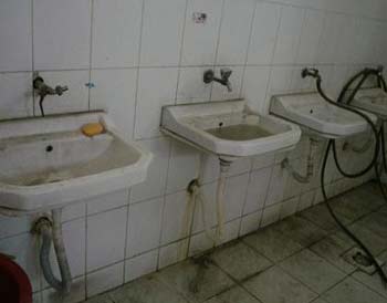 معنيون يصفون البيئة المدرسية في كربلاء بالـ"سيئة"