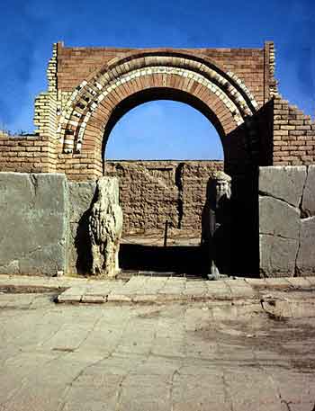 الآثار في العراق تعد خطة لحماية المواقع الاثرية من السرقة والتدمير وعمليات الحفر غير المشروع