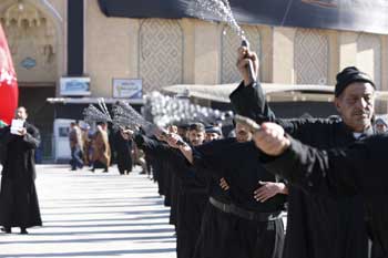 توافد مواكب العزاء للصحن الحسيني الشريف لاحياء ذكرى وفاة السيدة زينب (عليها السلام )