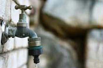 منطقة حي القادسية  في كربلاء تعاني من شحة مياه الشرب ووجود رائحة كريهة في تلك المياه