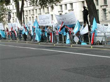 بريطانيا تمنع ملصقاً سياحياً يعتبر الضفة وغزة والجولان جزءاً من إسرائيل