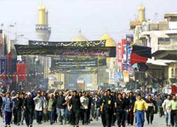 الكاظمية المقدسة تسقبل حشود الزائرين والعتبة الحسينية تساهم بخدماتها المميزة