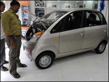 ارخص سيارة في العالم على الطرقات الهندية