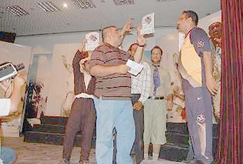 المسرح النجفي يستعيد عافيته ويقدم مسرحية (عيش يحمار)