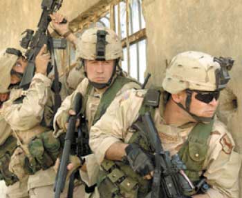 ضابط أميركي يعترف بسرقة وقود من قواته في العراق