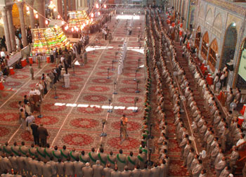 وفود مهرجان ربيع الشهادة الخامس يتقدمها رئيس ديوان الوقف الشيعي تؤدي مراسيم الممارسة العبادية داخل الصحن الحسيني