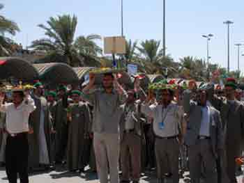 بمشاركة محافظ كربلاء وعدد من المسؤولين... انطلاق مسيرة حاشدة يتخللها الشموع والحلوى واغصان الياس في كربلاء