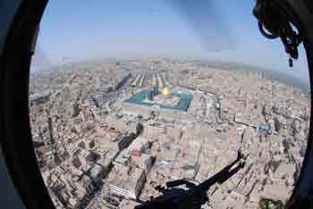 منتسبوا العتبة الحسينية يقومون بجولة جوية تفقدية للإطلاع على أوضاع زائري الإمام الحسين (عليه السلام)