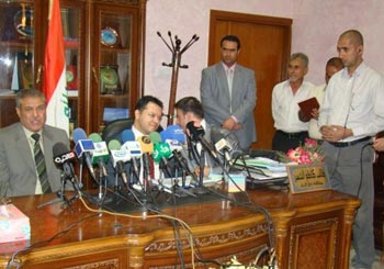 محافظ ذي قار يعقد مؤتمرا مشتركا مع القنصل التركي للتداول حول ملف المياه