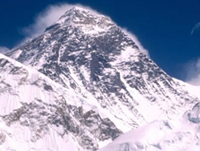 عراقي يسعى لارسال السلام الى " العراق " من اعلى قمة جبلية في العالم