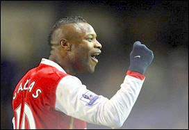 الدوري الانجليزي أرسنال ينتزع الصدارة من مانشستر يونايتد