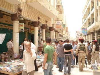 صحفيو العراق يتظاهرون ضد سياسة تكميم الأفواه