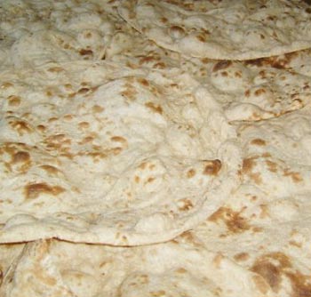 مواطنو كربلاء يشكون من رداءة طحين البطاقة التموينية