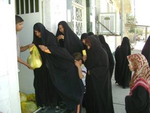 مؤسسة سيد الشهداء للتنمية البشرية في كربلاء توزع سلة رمضانية على  العوائل المتعففة والمحتاجة