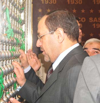 المالكي يزور العتبة الحسينية ويؤكد ان العراق مصمم على انهاء حالة التدخل في شؤونه الداخلية