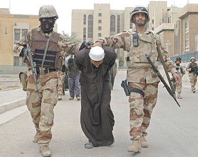 اعتقال قائد مجموعة مسلحة يقوم بتجنيد الافراد وارسالهم الى محافظة كربلاء