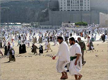 العراق يطالب الحكومة السعودية بحجز المعتمرين العائدين بالمستشفيات لمدة اسبوع للتأكد من خلوهم من وباء انفلونزا الخنازير