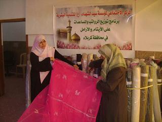 مركزسيد الشهداء (عليه السلام ) الاجتماعي يوزع الأقمشة على الأرامل في كربلاء