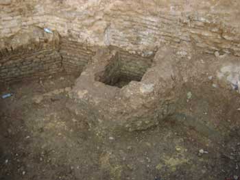 بعد اكتشافه مؤخرا:عمليات صيانة لبئر مسجد النخيلة قرب مزار نبي الله ذي الكفل