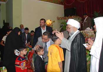 العتبة الحسينية المقدسة تستضيف 1000 يتيم مع ذويهم  وتوزع عليهم الهدايا لمناسبة العيد السعيد