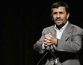 مبعوثو الدول الغربية يقاطعون كلمة نجاد اثناء انتقاده واشنطن لتورطها في العراق وأفغانستان