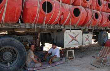 سواق سوريون محتجزون منذ اربعة اشهر في كربلاء يطالبون المعنيين بالنظر بقضيتم العالقة