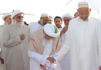 سلطان البهرة وزعيمها الروحي يزور العتبات المقدسة في العراق