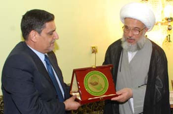 لجنة المصالحة الوطنية تكرم الشيخ الكربلائي درع المصالحة الوطنية لدوره المييز في هذا المشروع
