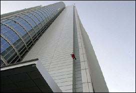 ينجو من الموت رغم سقوطه من ارتفاع 47 طابقا