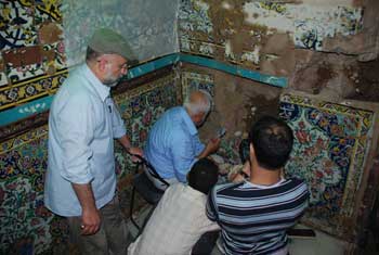 اختصاصيون بفن الزخرفة يعيدون الأضرار التي لحقت بسرداب الغيبة بسامراء