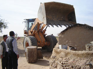 بلدية كربلاء تقوم بحملة لازالة التجاوزات في حي العامل