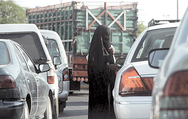 كربلائيون : تزايد ظاهرة الاستجداء بين الاوساط النسوية لها نتائج خطيرة على الوضع الامني