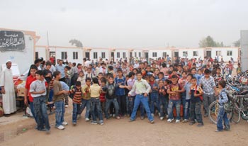 في كربلاء... مدرسة في الهواء الطلق تفتقد لابسط مقومات التعليم وتنذر بكارثة صحية