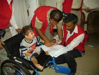 جمعية الهلال الأحمر العراقي فرع النجف توزع إعانات على العوائل المتعففة والأرامل والأيتام