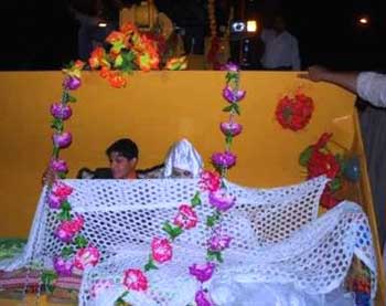 عراقي يؤدي مراسيم زفافه في كيلة شفل بمحافظة ذي قار