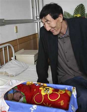 أطول رجل في العالم يصبح أطول أب في العالم