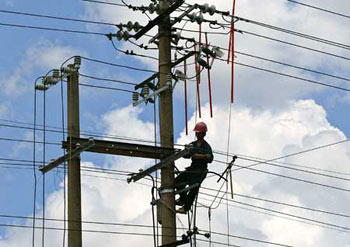تزايد مشاكل خط الكهرباء القادم من عبادان مما يؤدي الى الحاق أضرارا بمحطات البصرة