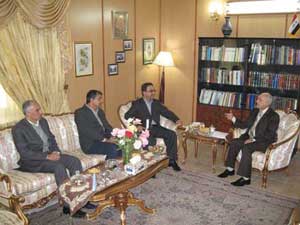 وفد من جامعة كربلاء يزور السفارة العراقية في طهران ويلتقي السفير العراقي