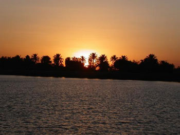 عراقيون أثرياء يمارسون التزلج على صفحة نهر دجلة