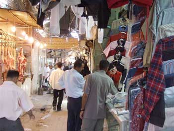 أسواق كربلاء تشهد إقبالا واسعا للتبضع وشراء مستلزمات العيد وآخرون يلجؤن الى اماكن بيع الملابس المستخدمة
