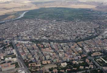 تركيا تضع علامات مرورية باللغتين التركية والكردية