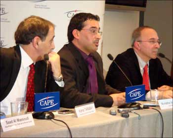 صحفي عراقي يرشق منتظر الزيدي بفردتي حذائه في باريس (تقرير مصور )