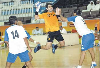 اليد البحرينية  تشارك في بطولة دولية في محافظة كربلاء