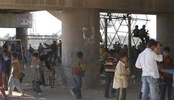 فقراء الناصرية يصنعون الفرحة لأطفالهم  في مدينة العاب خاصة بهم - تقرير مصور -