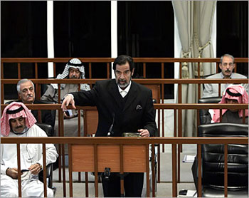 محامي صدام حسين السابق يريد ملاحقة بلير قضائيا بتهمة شن حرب (غير مشروعة)