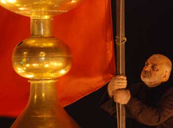 كربلاء تشهد حضور جماهيري حاشد لتبديل راية قبة مرقدي الإمام الحسين وابي الفضل العباس عليهما السلام (تقرير مصور)