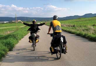 شاب مصرى يعبر أفريقيا بدراجة نارية ترويجاً للسلام